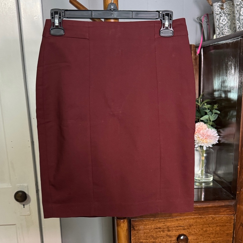 🍷 H&M Burgundy Pencil Skirt — Size 6